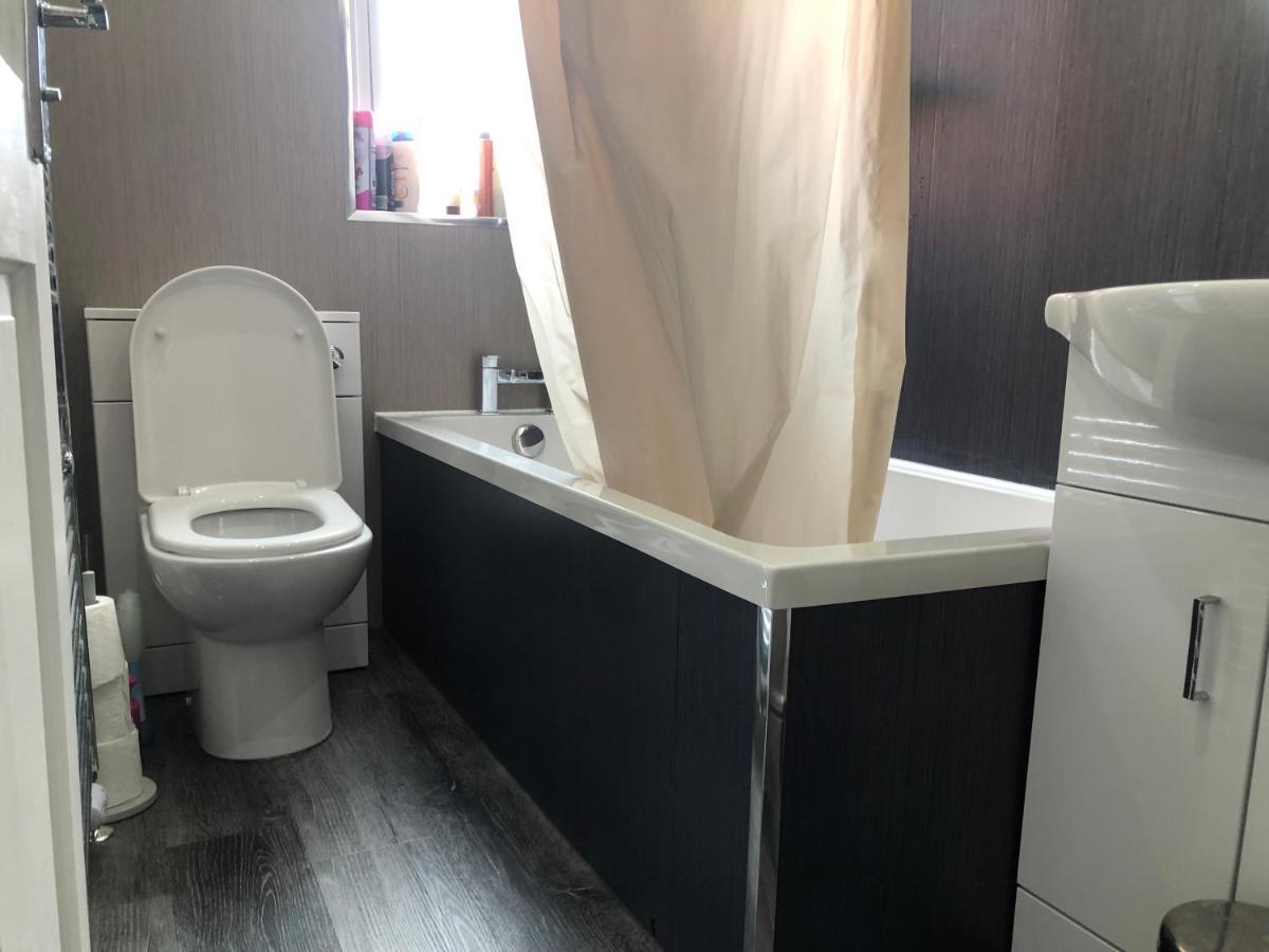Captivating 2-Bed Apartment In Kirkcaldy Esterno foto